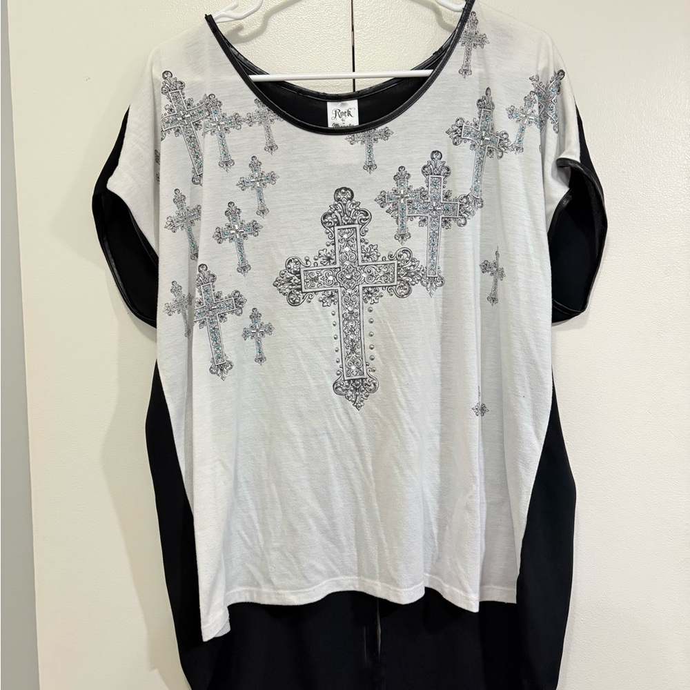 Apostrophe Women's Black and White Cross Top
